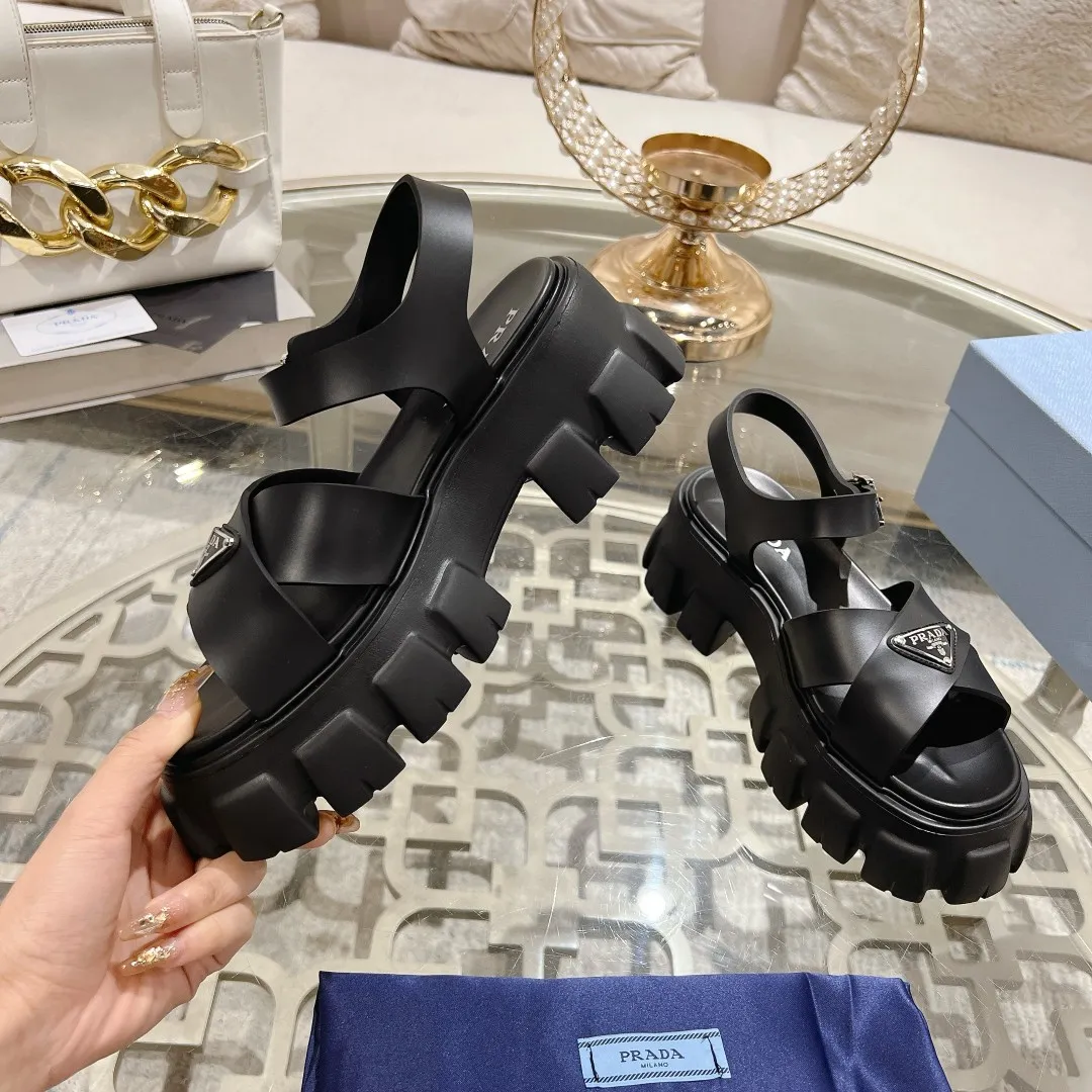 👟👟Ex-factory price 440👟👟 Prada's new spring and summer sawtooth Roman thick-soled rubber sandals, retro, fashionable and avant-garde gear teeth 55mm, thick-soled soles with rubber uppers, making the whole pair of shoes light and comfortable, bright colors, satisfying a variety of choices for fashionable people with different styles! The iconic metal triangle logo is paired with the shape of ancient beach sandals. Every design element is fashionable! Code number 35-40